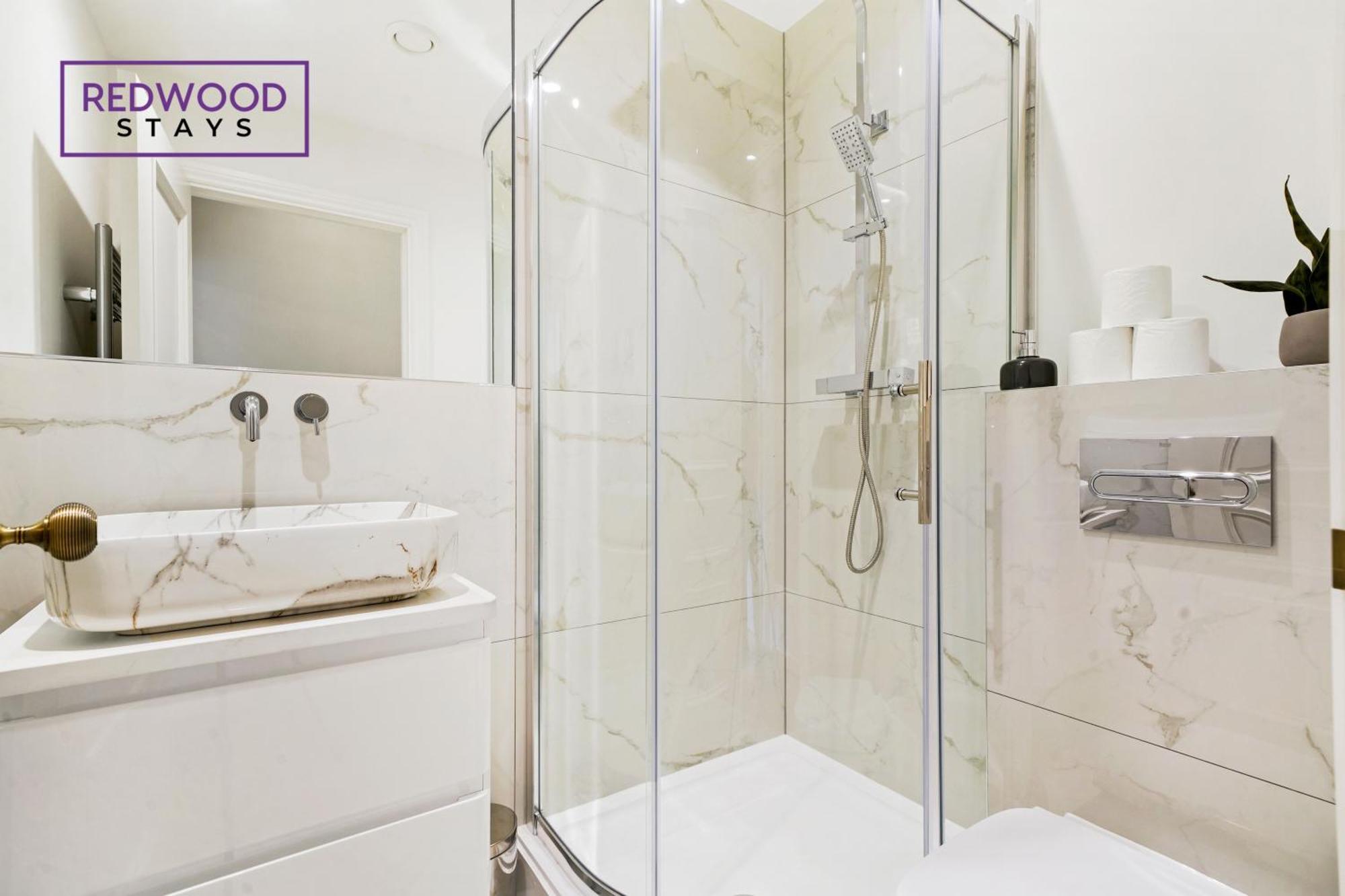 Top Quality 2 Bed 1 Bath Apartments For Contractors By Redwood Stays เรดดิ้ง ภายนอก รูปภาพ