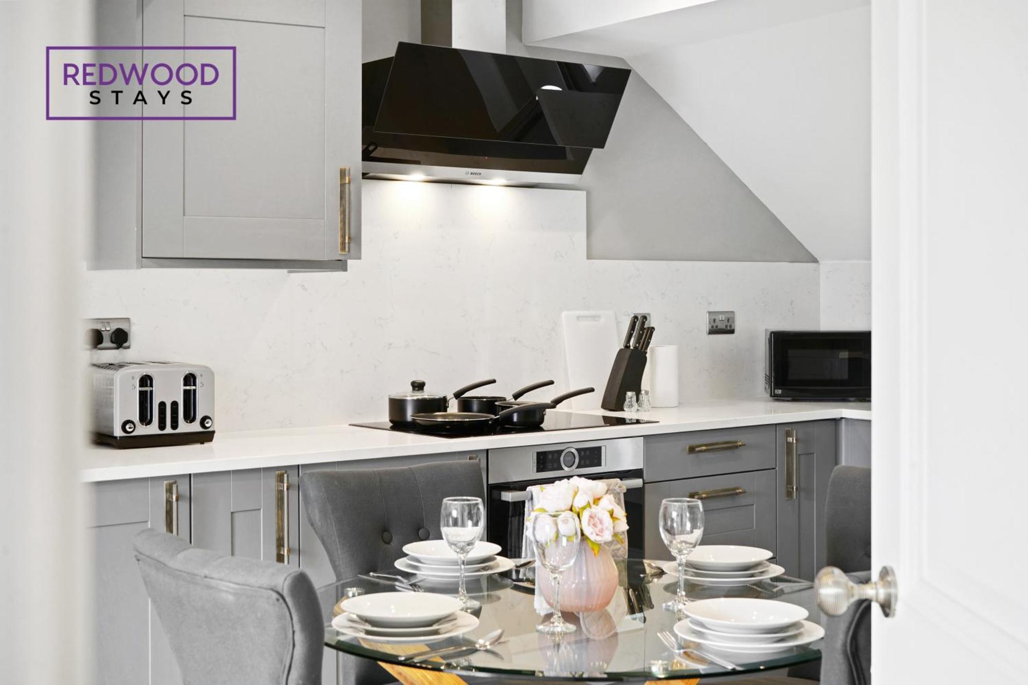 Top Quality 2 Bed 1 Bath Apartments For Contractors By Redwood Stays เรดดิ้ง ภายนอก รูปภาพ